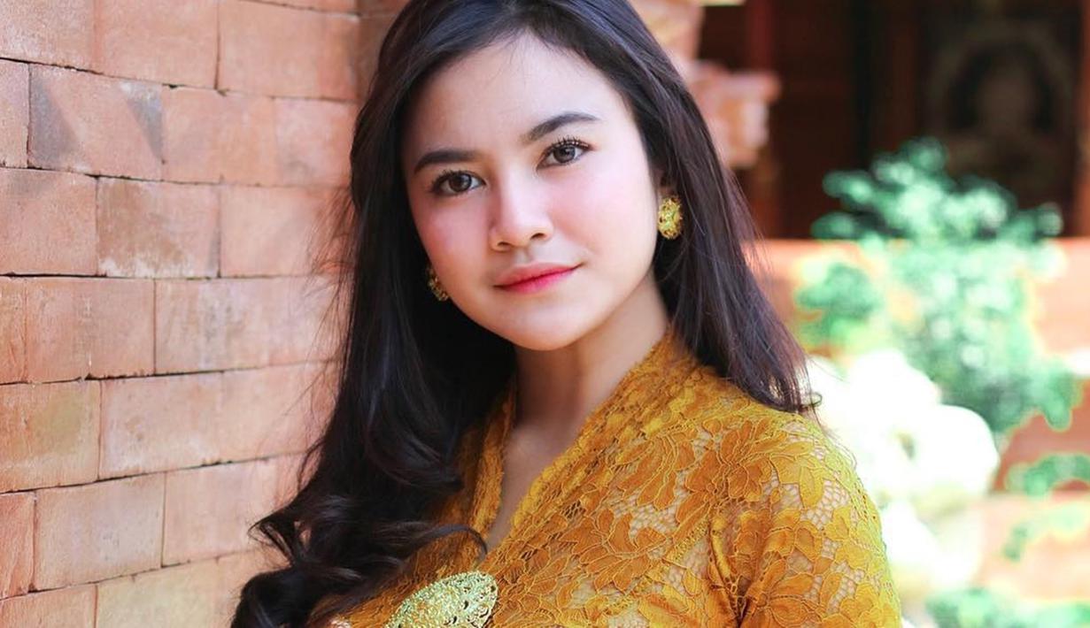 Pelantun lagu Melawan Restu ini juga aktif di media sosial. Mahalini kerap membagikan potret dirinya di akun Instagram pribadinya. Dalam unggahannya, Mahalini diketahui beberapa kali mengunggah potret dirinya mengenakan pakaian kebaya.
(Liputan6.com/IG/@mahaliniraharja)