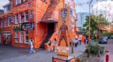 Suasana Jalan Marktweg di Den Haag, Belanda, didekorasi menjelang dimulainya Piala Dunia 2026, Selasa 9 Juni 2026. (AP Photo/Patrick Post)