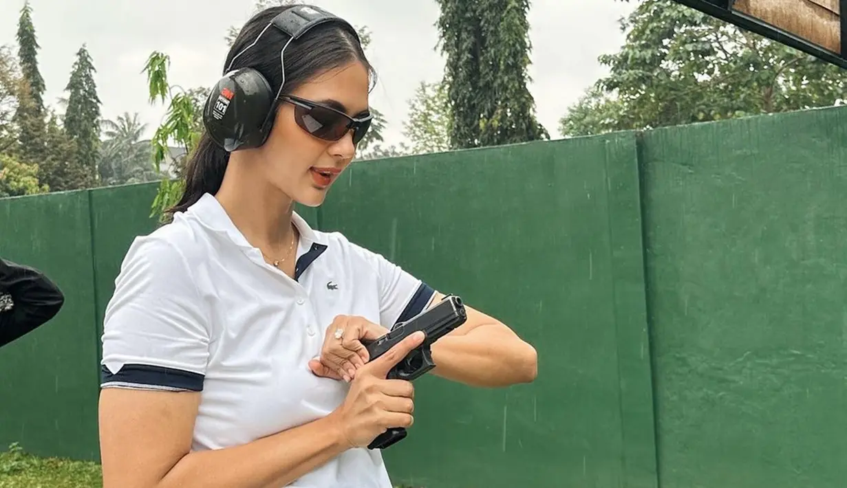 Paula Verhoeven memang dikenal aktif di media sosial dan sering mengunggah berbagai kegiatan. Terbaru, dirinya terlihat menjajal olahraga menembak. (Liputan6.com/IG/@paula_verhoeven)