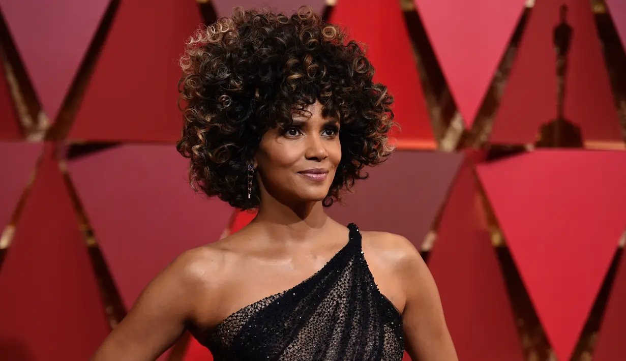 Aktris Halle Berry berpose di karpet merah ajang Oscar 2017 di Dolby Theatre, Los Angeles, Minggu (26/2). Halle Berry tampil di ajang Oscar 2017 meski dirinya tidak masuk nomine sebagai Best Actress ataupun lainnya. (Photo by Richard Shotwell/Invision/AP)