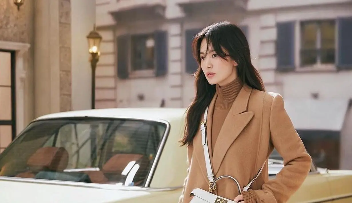 <p>Di sini, Song Hye Kyo tampil dengan gaya rambut khasnya. Rambut panjangnya diberi poni tirai yang membingkai wajahnya dengan baik dan ditata bergelombang. Foto: Instagram.</p>