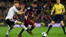 Aksi Lionel Messi melewati bek Valencia, Shkodran Mustafi pada piala Copa del Rey melawan Valencia di Stadion Camp Nou, (3/2/2016). Barcelona menang telak atas Valencia dengan skor 7-0. (AFP PHOTO/Lluis GENE)