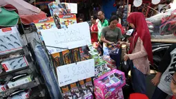 Warga memilih mainan yang dijual di Pasar Gembrong, Jakarta, Selasa (19/6). Libur Lebaran dimanfaatkan sejumlah anak-anak untuk berburu mainan di Pasar Gembrong. (Liputan6.com/Angga Yuniar)