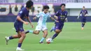Kemenangan ini memutus tren negatif Pendekar Cisadane yang sebelumnya menelan dua kekalahan beruntun. Tampak dalam foto, pemain Persita mencoba melewati kawalan dua pemain PSBS Biak saat bertanding pada laga pekan ke-21 BRI Super League 2025/2026 di Stadion Indomilk Arena, Tangerang, Banten, Senin (16/2/2026). (Bola.com/M Iqbal Ichsan)