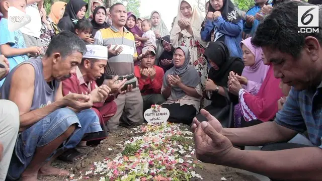Artis Pretty Asmara dimakamkan di tanah kelahirannya di Lumajang Jawa Timur. Kepergian Pretty menyisakan duka mendalam bagi keluarganya.