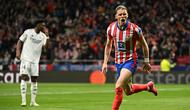 Pemain Atletico Madrid, Conor Gallagher, merayakan gol yang dicetaknya ke gawang Real Madrid pada leg kedua babak 16 besar Liga Champions 2024/2025 di Estadio Wanda Metropolitano, Kamis (13/3/2025). (JAVIER SORIANO / AFP)