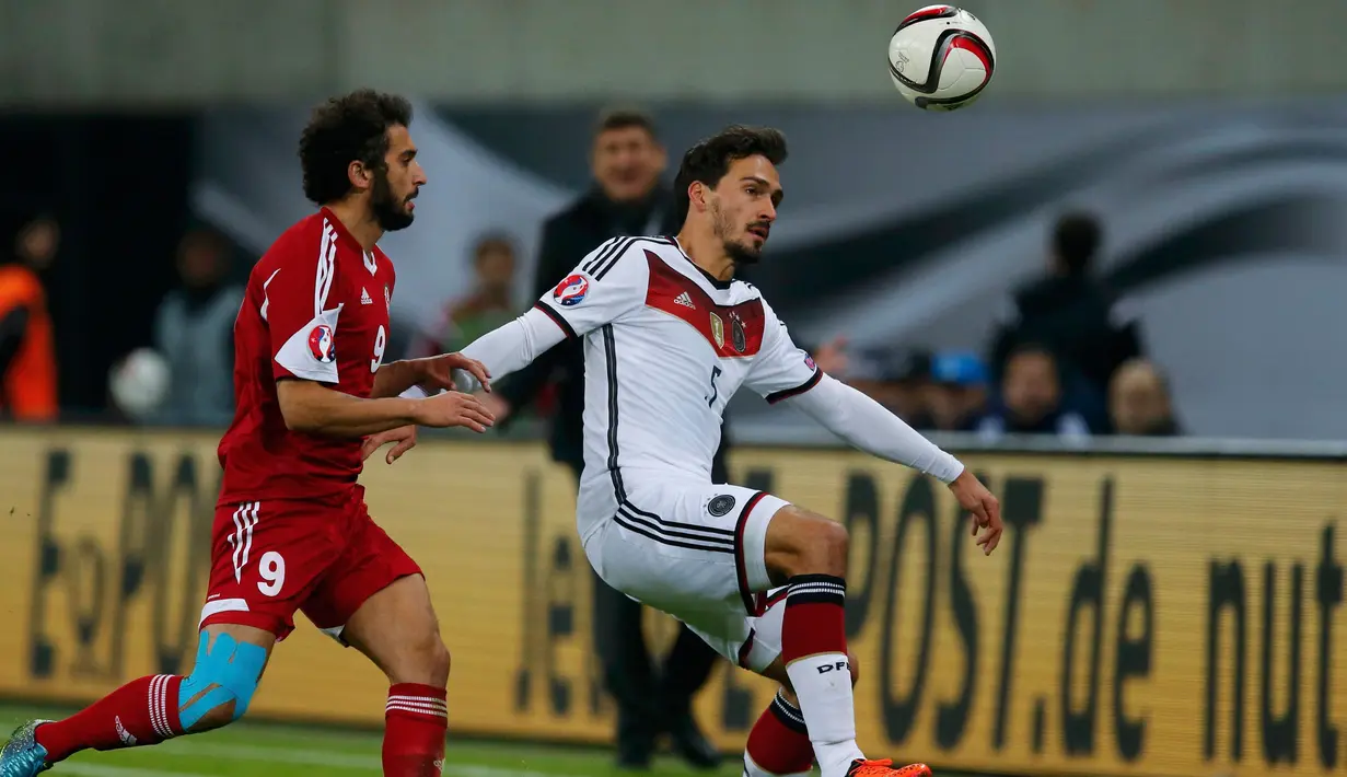 Bek Jerman Mats Hummels (kanan) saat berebut bola dengan pemain Georgia  Nikolasz Gelashvili selama pertandingan kualifikasi EURO 2016 grup D di Leipzig, Jerman, Senin (12/10/2015). Jerman menang dengan skor 2-1. (REUTERS/Fabrizio Bensch)