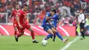 Pemain belakang Persija, Ismed Sofyan (kedua kiri) berebut bola dengan pemain Arema FC pada lanjutan Shopee Liga 1 Indonesia 2019 di Stadion Gelora Bung Karno, Jakarta, Sabtu (3/8/2019). Laga berakhir imbang 2-2. (Liputan6.com/Helmi Fithriansyah)