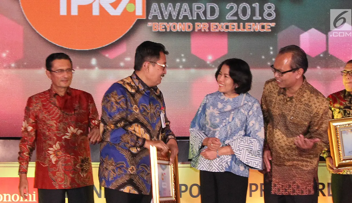 Direktur Bisnis Bank DKI, Antonius W. Mulyono (kedua dari kiri) berbincang usai menerima penghargaan Indonesia Corporate PR Award 2018 kategori Top 8 Popular Company in Banking Sector dari Fadel Muhammad di Jakarta, (24/08). (Liputan6.com/HO/Budi)