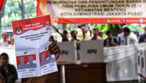 Petugas KPPS memperlihatkan contoh surat suara kepada pemilih saat simulasi pemungutan dan pencoblosan surat suara Pemilu 2019 di Taman Suropati, Jakarta, Rabu (10/4). Simulasi itu untuk meminimalisir kesalahan dan kekurangan saat pencoblosan pemilu pada 17 April nanti. (Liputan6.com/Johan Tallo)