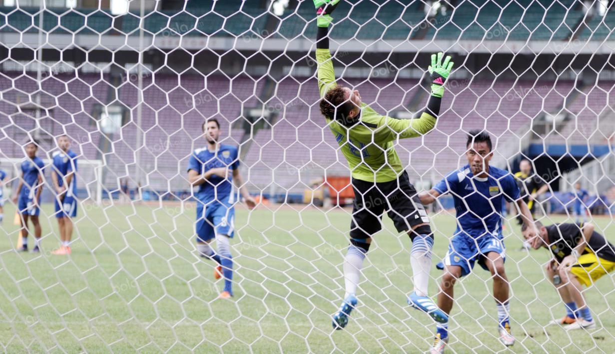 I Made Wirawan mencoba menahan laju bola yang masuk ke gawangnya pada saat latihan tim Persib Bandung di Stadion Utama Gelora Bung Karno, Jakarta, Sabtu (2/4/2016). (Bola.com/Nicklas Hanoatubun)