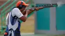Penembak India, Vihan Shardul (15) saat mengikuti final double trap putra Asian Games 2018 di Palembang, Kamis (23/8). Atlet remaja asal India tersebut meraih perak dengan skor 73. (AP Photo/Vincent Thian)