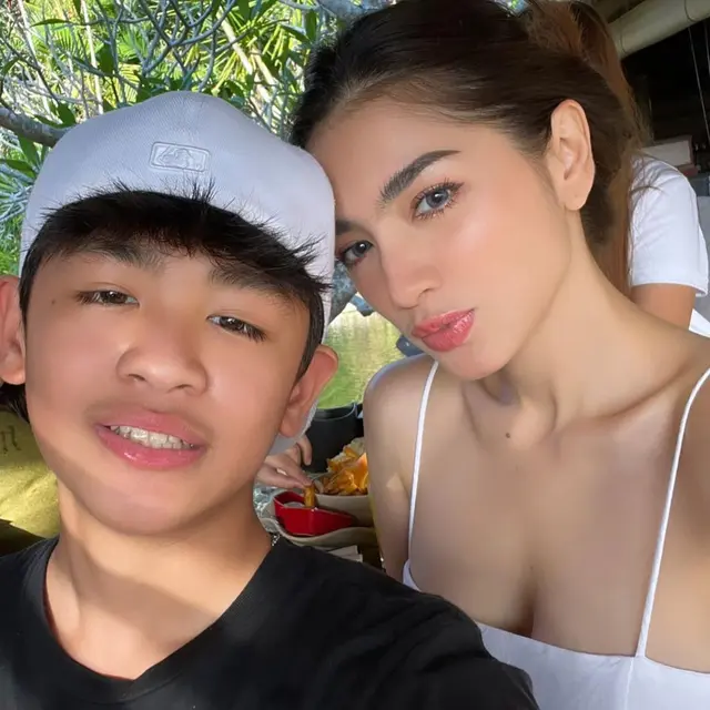 Angel Karamoy tampak masih belia meski anaknya sudah remaja (Instagram/realangelkaramoy)