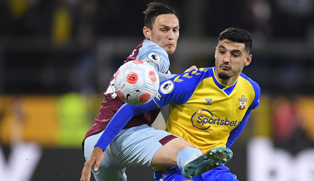 Armando Broja. Striker Albania berusia 20 tahun yang baru semusim memperkuat Southampton sejak didatangkan dengan status pinjaman dari tim U-23 Chelsea pada awal musim 2021/2022 ini mampu menjadi andalan di lini depan The Saints. Musim 2021/2022 ia total tampil dalam 38 laga di semua ajang dengan torehan 9 gol dan 1 assist. Saat ini ia tengah diincar oleh West Ham United dan tengah bernegosiasi dengan Chelsea sebagai empunya pemain. (AFP/Oli Scarff)