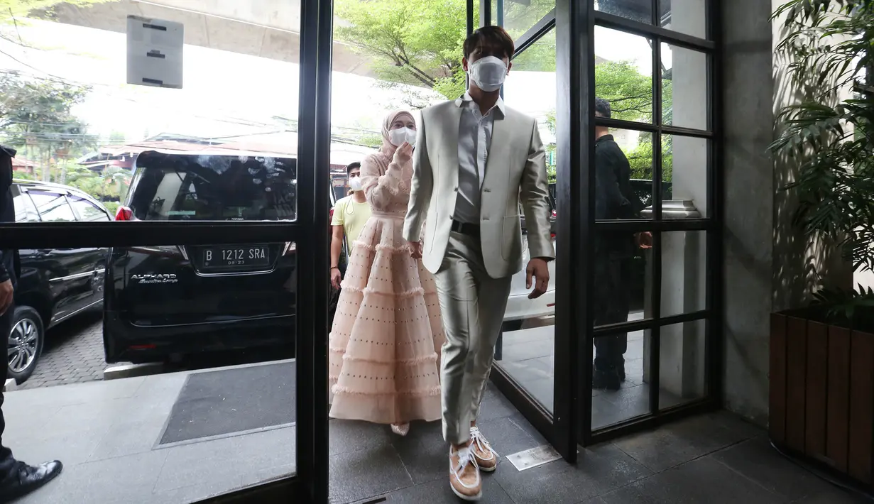 "Memang sih perempuan biasanya lebih rempong dan riweuh (ribet) yaa, tapi sebetulnya kakak Billar pun sama," jelas Lesti Kejora. (Budy Santoso/Kapanlagi)