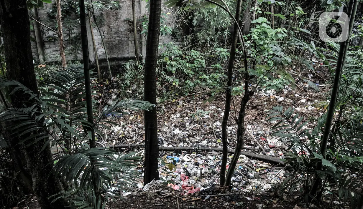 Kondisi tumpukan sampah yang memenuhi aliran Kali Baru, Jalan Raya Bogor, Cimanggis, Depok, Jawa Barat, Minggu (24/1/2021).  Menurut warga, sudah lebih dari 5 bulan sampah yang didominasi limbah rumah tangga dan batang pepohonan memenuhi aliran Kali Baru hingga sepanjang 300 meter. (merdeka.com/Iqba