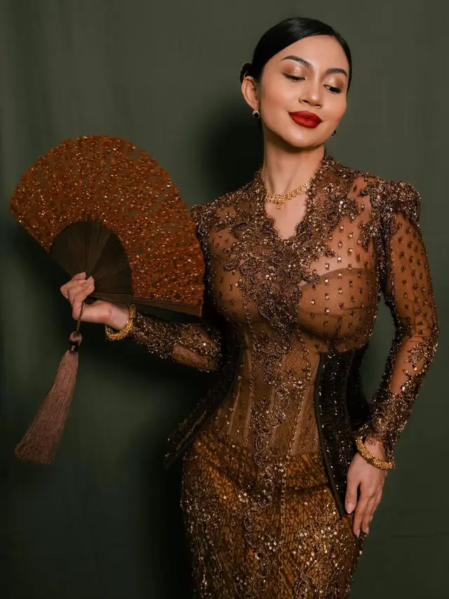 Ariel Tatum Merias Wajahnya Sendiri dengan Gaya Makeup Flawless Glam. [@didietmaulana]