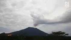 Potret pemandangan Gunung Agung di Karang Asem, Bali (30/11). H+6 pasca erupsi, warna merah di puncak Gunung Agung mulai tampak samar, berbeda dengan beberapa hari sebelumnya. (Liputan6.com/Immanuel Antonius)