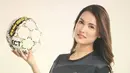 Selain jersey Indonesia, wanita kelahiran 8 Januari 1986 ini mengenakan kaus warna hitam yang bertuliskan 'Sepakbola Indonesia'. (Foto: instagram.com/maria.ozawa)