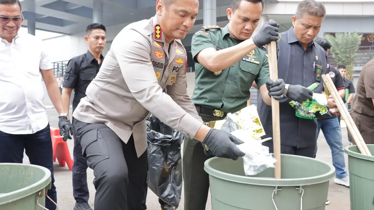 Polres Metro Jakarta Barat memusnahkan ratusan kilogram barang bukti sabu dan ganja.