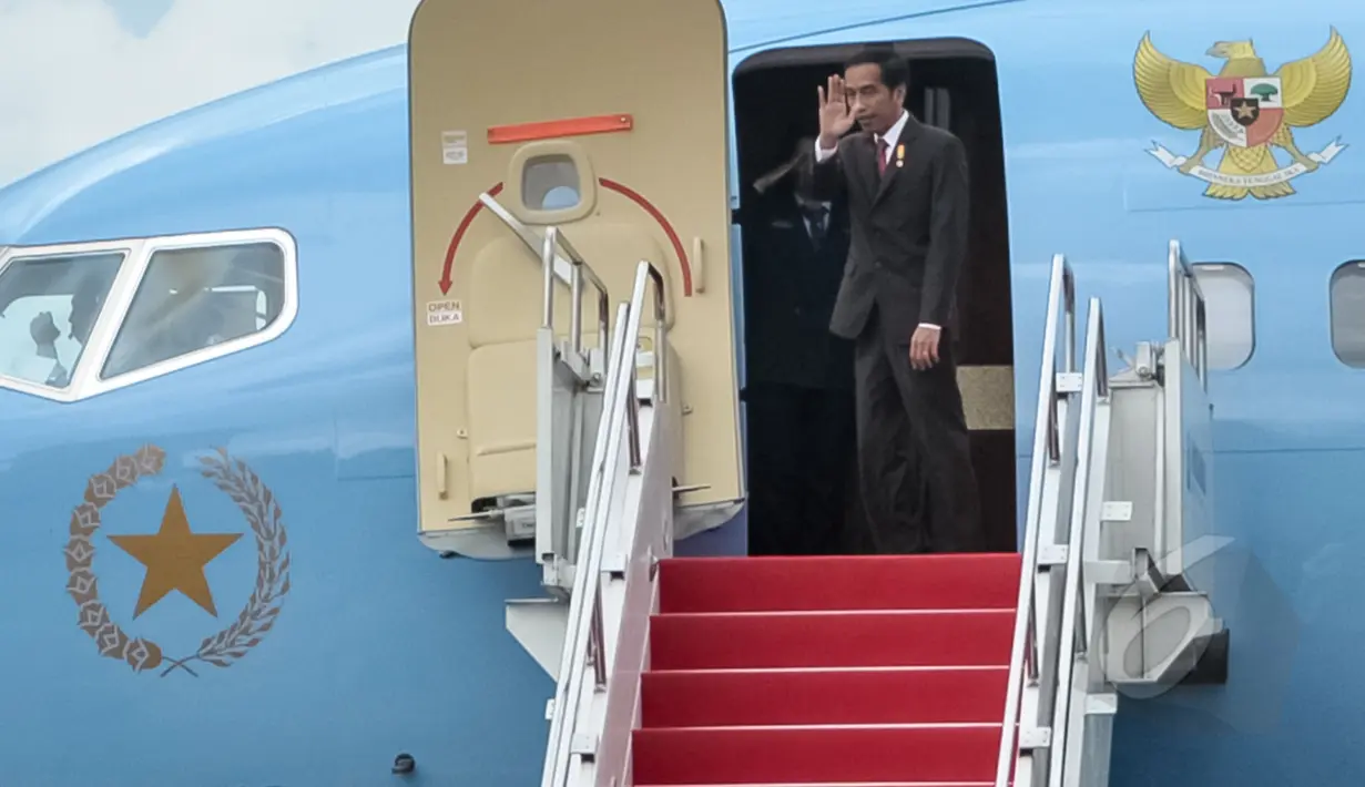 Presiden Joko Widodo bertolak menuju Malaysia menggunakan pesawat kepresidenan di Halim Perdana Kusuma, Jakarta, Minggu (26/4/2015). Kunjungan tersebut dalam rangka menghadiri KTT ASEAN ke-26. (Liputan6.com/Faizal Fanani)