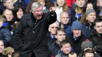 Mantan Pelatih Manchester United, Sir Alex Ferguson menerapkan aturan nyeleneh dengan melarang pemainnya menggunakan sepatu warna-warni. Pemain yang nekat kedapatan memakai sepatu ini akan kena semprot olehnya tanpa pandang bulu. (Foto: AFP/Glyn Kirk)