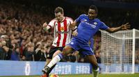 John Obi Mikel (kanan) berebut bola dengan pemain Sunderland, Adam Johnson, di Stamford Bridge, Sabtu (19/12/2015) malam WIB. (Reuters/Carl Recine)