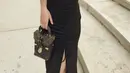 Prilly tampil memesona dalam balutan dress hitam fitted berdetail drapery di bagian depan, lengkap dengan belahan kaki yang menambah sentuhan seksi nan anggun.  [@prillylatuconsina96].