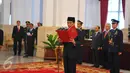 Presiden Joko Widodo membacakan sumpah jabatan pelantikan Marsekal Madya Hadi Tjahjanto menjadi Staf Angkatan Udara (Kasau) di Istana Negara, Jakarta, Rabu (18/1). Hadi Tjahjanto menggantikan Agus Supriatna. (Liputan6.com/Angga Yuniar)