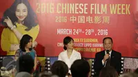 Aktris China, Bai Bai He (tengah) dan Kepala Delegasi Film Tiongkok, Liang Ge (kanan) saat konferensi pers di Jakarta, (24/3).(Liputan6.com/Yoppy Renato)