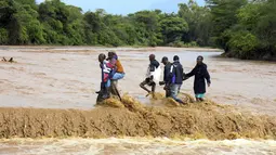 Jumlah korban tewas akibat banjir terus bertambah setiap hari karena hujan lebat terus mengguyur Afrika Timur. (AP Photo)