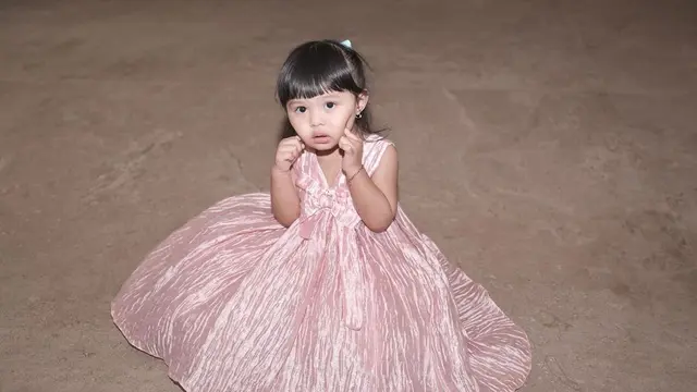 Definisi Bayi Sultan, 6 Gaya Ameena Pose di Depan Kado Mobil Pemberian Atta Halilintar-Aurel Hermansyah