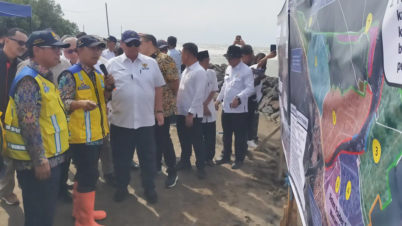 Airlangga Hartarto Mengecek Proyek Pembangunan Giant Sea Wall Pantai Utara Indramayu