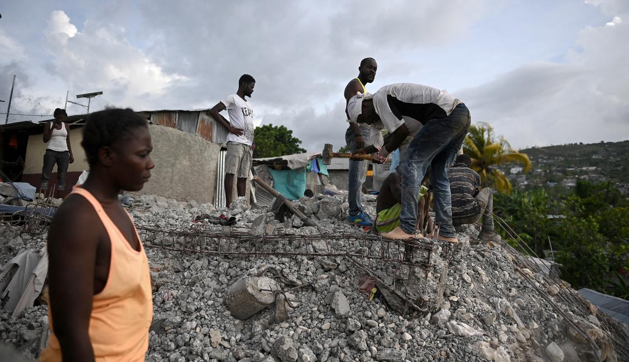 Gempa yang terjadi membuat ribuan orang mengungsi dalam beberapa hari terakhir. (AFP/Richard Pierrin)