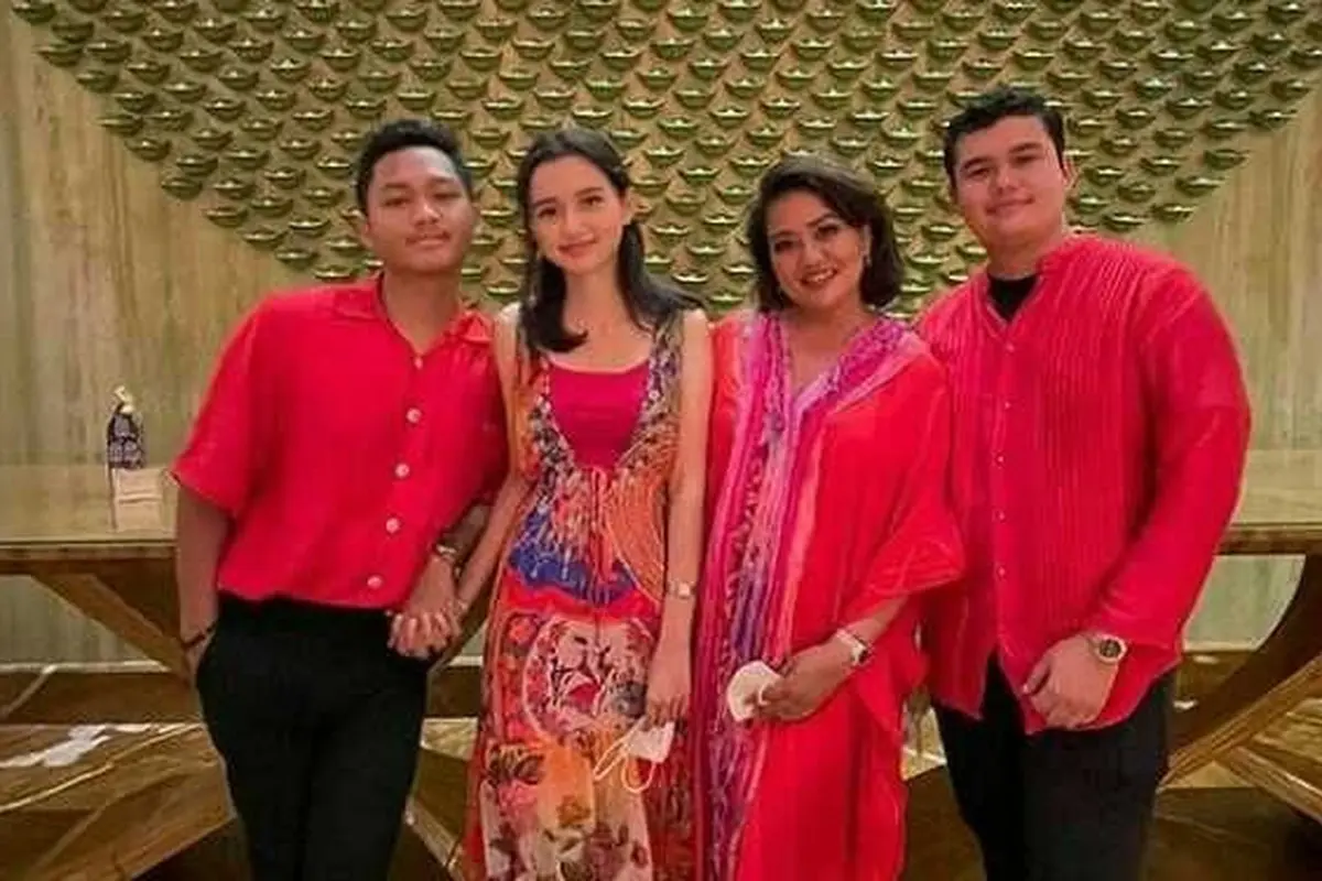 6 Potret Kebersamaan Azriel Hermansah Bareng Keluarga Sarah Menzel, Makin Akrab