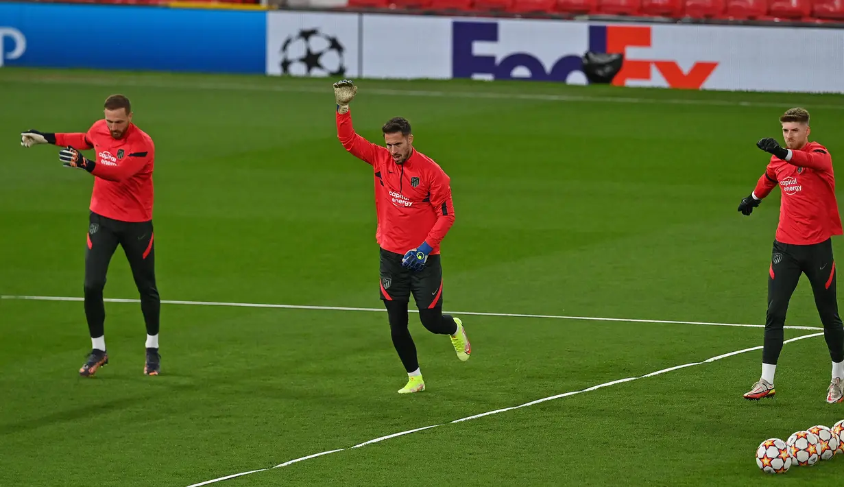 Kiper Atletico Madrid Benjamin Lecomte (tengah) menghadiri sesi menghadiri sesi latihan di stadion Old Trafford di Manchester, Senin (14/3/2022). Atletico Madrid akan bertandang ke Manchester United (MU) di laga leg kedua babak 16 besar Liga Champions pada Rabu, 16 Maret 2022. (Paul ELLIS / AFP)