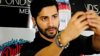 Laman gosip artis Bollywoodlife mengadakan polling, siapa aktor Bollywood yang layak digelari raja selfie.