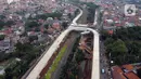 Foto udara suasana pembangunan jalan layang tapal kuda di kawasan Lenteng Agung, Jakarta, Rabu (5/8/2020). Pembangunan jalan layang itu untuk mengurai simpul kemacetan di perlintasan kereta api (KA) Lenteng Agung dan ditargetkan selesai pada Desember 2020. (Liputan6.com/Helmi Fithriansyah)