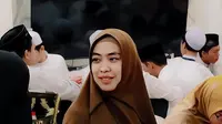 Meski sederhana, hadiah dari para santri sukses membuat Oki Setiana Dewi terenyuh dan terharu. Momen itu juga diakhiri dengan tasyakuran sederhana dan makan bersama. Wanita kelahiran Batam itu juga menggenggam harapan agar bisa menjadi diri yang lebih baik dari waktu ke waktu. (Liputan6.com/IG/@okisetianadewi)