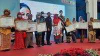 Pemerintah pusat memberi penghargaa kepada 27 perempuan Jabar atas perjuangan dan dedikasinya untuk memberdayakan masyarakat. Penghargaan diberikan secara virtual oleh Iriana Joko Widodo dan Wury Estu Ma'ruf Amin dari Istana Negara.