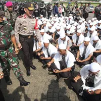 Kapolri Jenderal Tito Karnavian bersama Panglima TNI Jenderal Gatot Nurmantyo meninjau Brimob bersorban putih saat apel kesiapsiagaan pengamanan tahap kampanye Pilkada Serentak 2017 di Silang Monas, Jakarta, Rabu (2/11). (Liputan6.com/Immanuel Antonius)