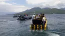 Skuad Malut United diangkut beberapa speed boat untuk menuju ke Tidore, Maluku Utara. (Bola.com/Okie Prabhowo)