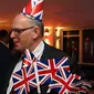 Pendukung Brexit mengenakan topi Inggris di pesta Leave.EU setelah melihat hasil penghitungan sementara referendum Inggris yang menunjukkan mayoritas rakyat Inggris memilih “Brexit” alias keluar dari Uni Eropa, di London, Kamis (23/6). (GEOFF CADDICK/AFP)