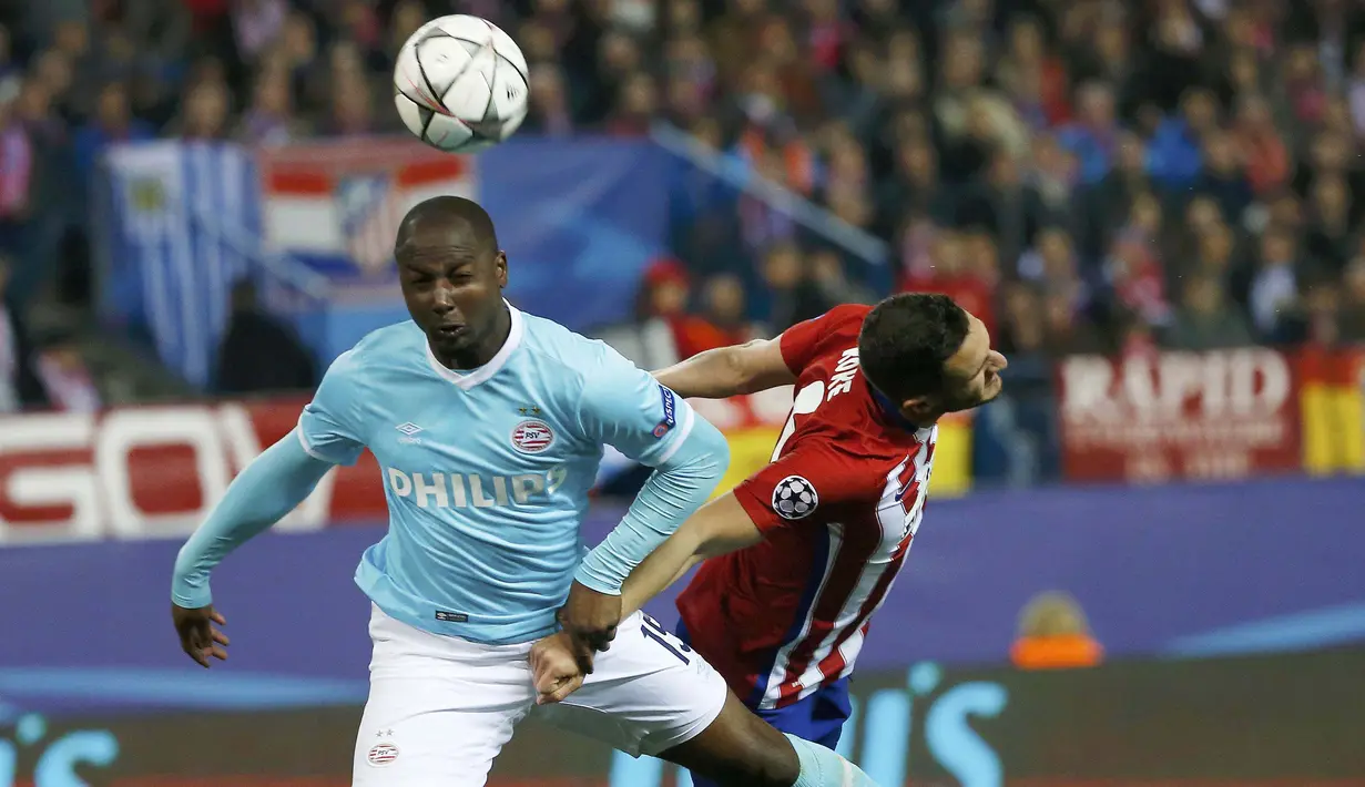 Pemain PSV, Marco van Ginkel (kanan), berduel dengan pemain Atletico Madrid, Yannick Ferreira, pada leg kedua babak 16 besar Liga Champions di Stadion Vicente Calderon, Madrid, Rabu (16/3/2016) dini hari WIB. (Reuters/Sergio Perez)