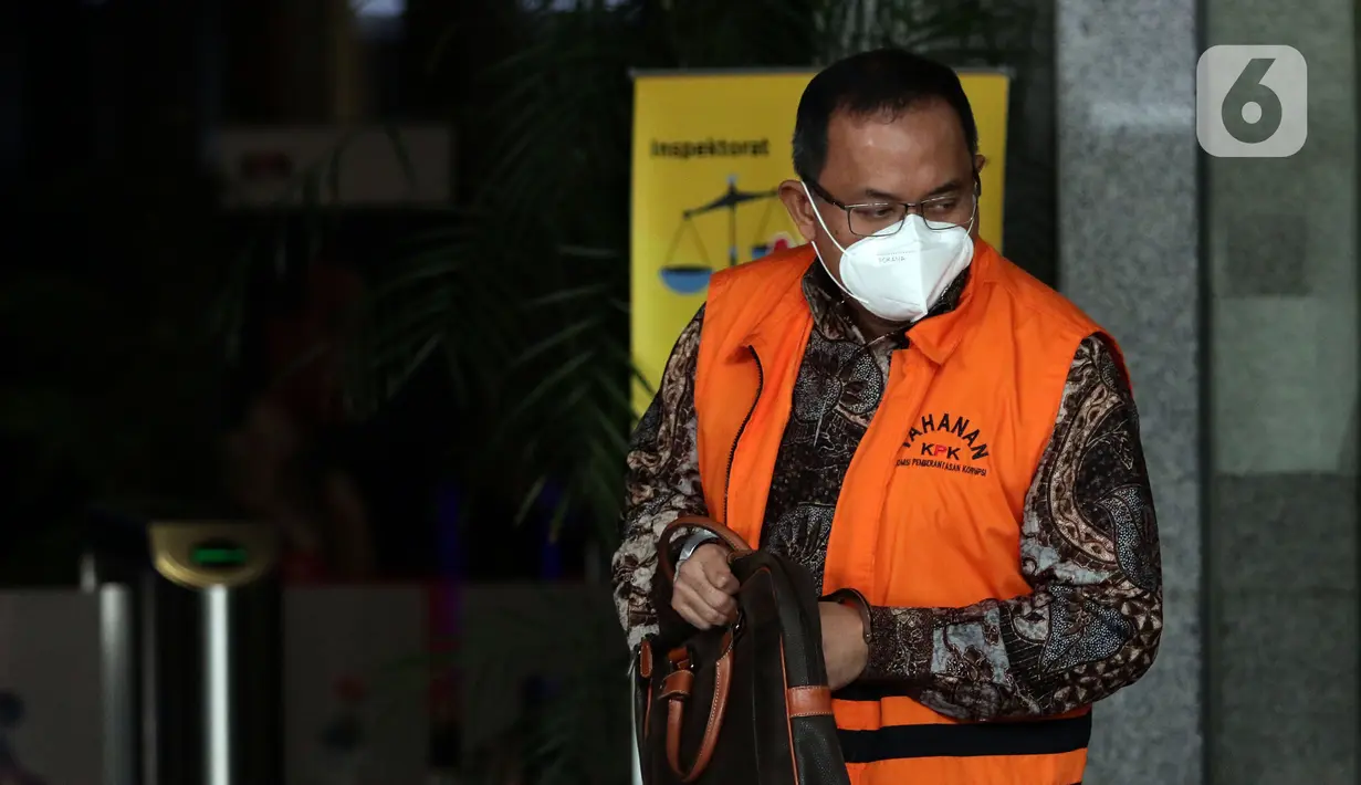 Bupati Musi Banyuasin (nonaktif) Dodi Reza Alex Noerdin usai menjalani sidang secara daring dari PN Klas IA Palembang, Gedung KPK Jakarta, Rabu (11/5/2022). Sebelumnya, Dodi didakwa menerima hadiah atau janji terkait pengadaan barang/jasa pada Dinas PUPR TA 2021. (Liputan6.com/Helmi Fithriansyah)