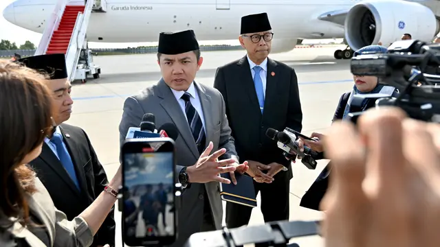 Sekretaris Kabinet (Seskab) Teddy Indra Wijaya di Bandar Udara Orly Paris, Prancis, Selasa (15/7/2025)