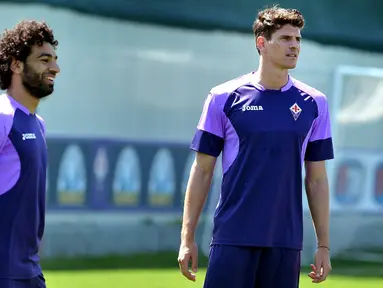 2 Pemain Fiorentina tengah melakukan latihan terakhir  jelang pertandingan melawan Dynamo Kiev pada leg ke-2 perempatfinal European League, Kamis (23/4/2015). (AFP)