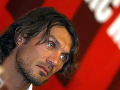 Kapten AC Milan, Paolo Maldini pada konferensi pers di Dubai pada 30 Desember 2008. Maldini kini gantung sepatu. AFP PHOTO/KARIM SAHIB