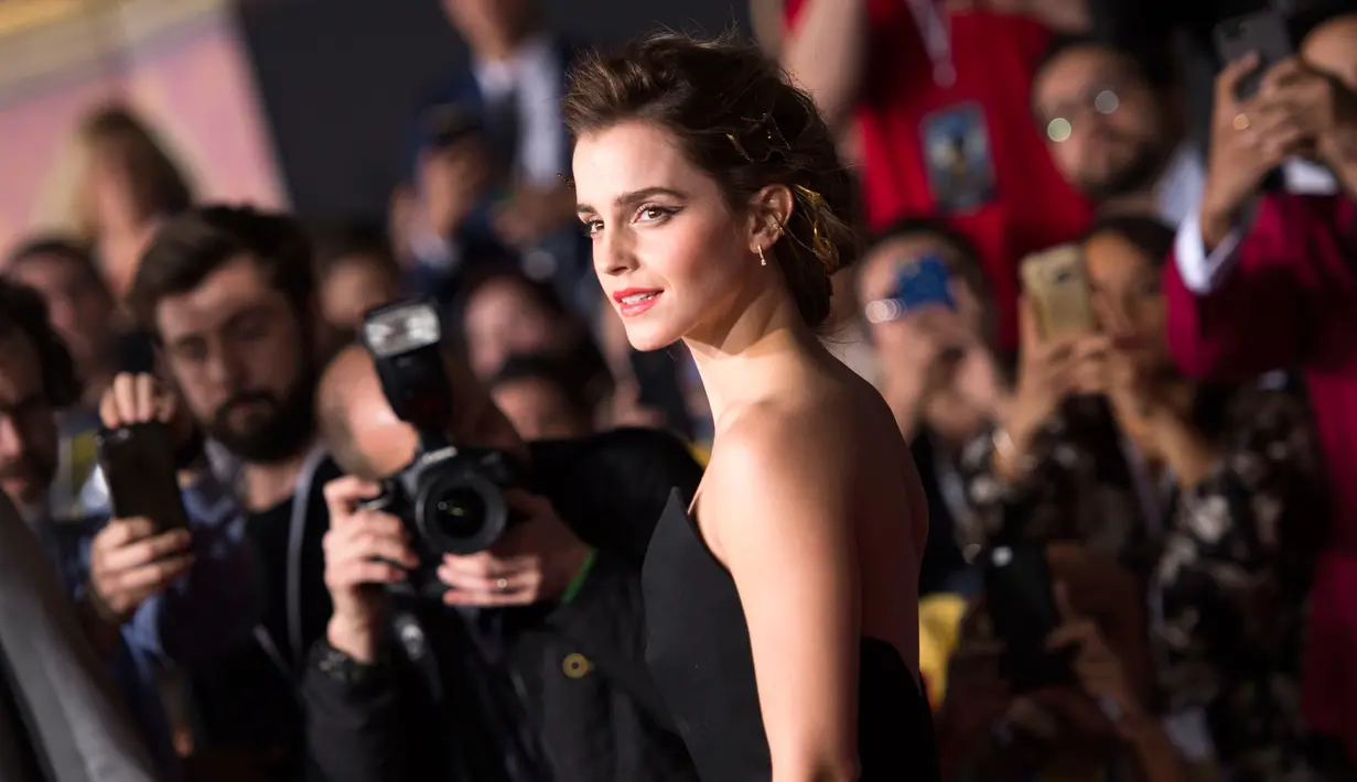 Ekspresi Emma Watson saat berada di karpet merah menghadiri pemutaran perdana film Beauty and the Beast di El Capitan Theatre, di Hollywood, Los Angeles, California (2/3). (AFP Photo / Valerie Macon)