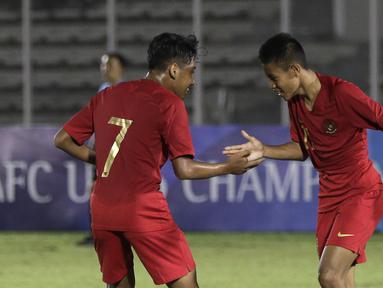 Pemain Timnas Indonesia U-16, Ruy Arianto dan Mochamad Faizal, merayakan gol ke gawang Brunei Darussalam pada laga babak Kualifikasi Piala AFC U-16 2020 di Stadion Madya, Jakarta, Jumat (20/9). Indonesia menang 8-0 atas Brunei. (Bola.com/Yoppy Renato)